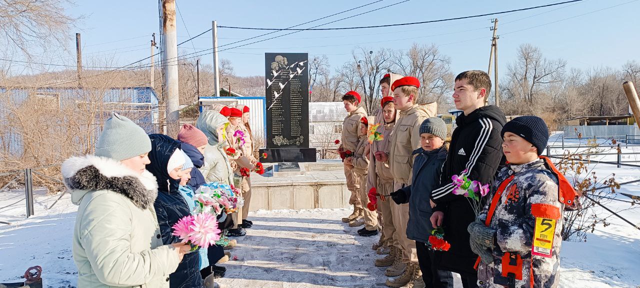 Возложение цветов к обелиску воинам -  односельчанам, погибшим в годы Великой Отечественной войны.
